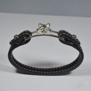 Bracciale cinturino pelle testa di gatto con gli smeraldi